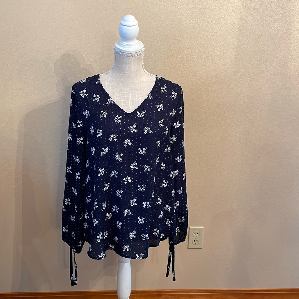 41 Hawthorn Stitch Fix Size Medium Long Tie Sleeves Navy & White Floral Blouse